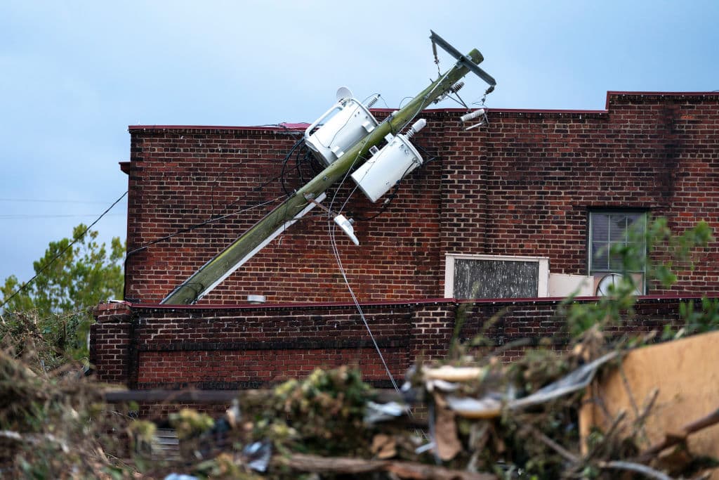 Helene no solo causó grandes daños con las inundaciones, sino que sus vientos rompieron incluso los postes del cableado del
<b>servicio eléctrico</b>, entre otros.