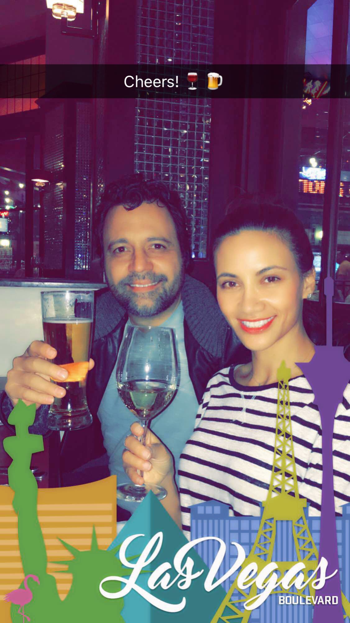 Llegando a Las Vegas
<a href="http://www.univision.com/temas/omar-y-argelia-show">Omar y Argelia</a> no pudieron esperar, y así comenzaron la celebración brindando.