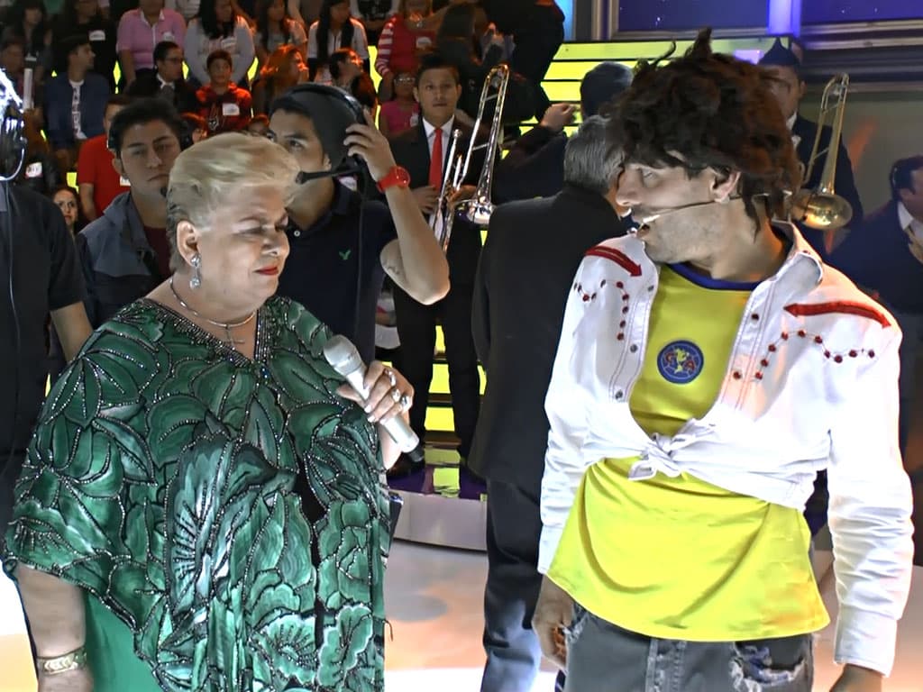 Miren cómo trató de seducirla.