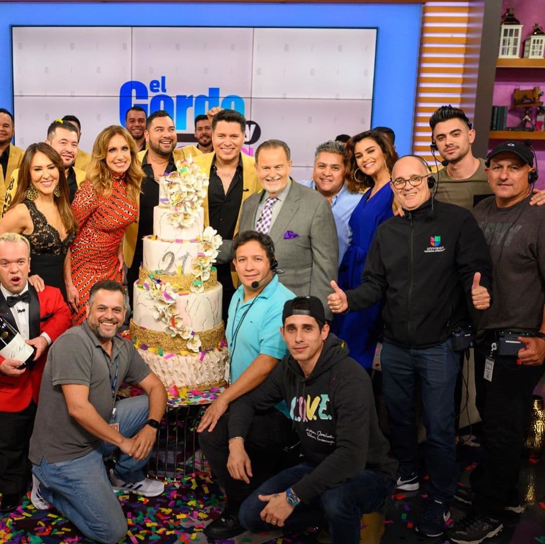 El equipo se tomó la foto del recuerdo junto a la Banda MS, que engalanó el 21 aniversario del programa.