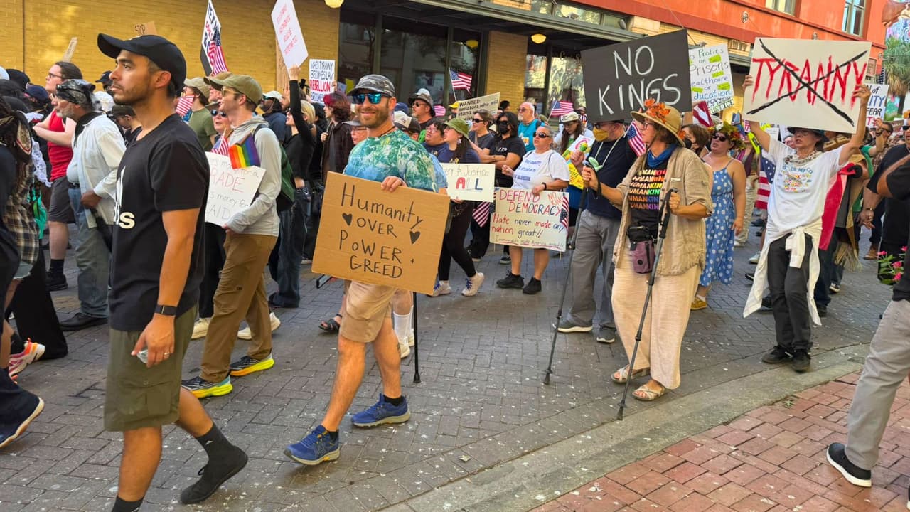 Entre los mensajes destacó el llamado del movimiento "No Kings", en contra de los festejos en la capital del país, el desfile militar y las políticas recientes del presidente Trump.