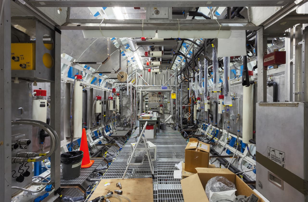 Toma de un espacio similar al anterior realizada en las instalaciones de NASA en Alabama, cuando la estación estaba en construcción. Al final de su vida, este maravilloso artefacto estará inevitablemente condenado a quemarse en la atmósfera de la Tierra.