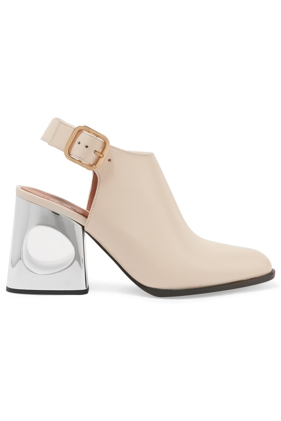 “Graphic emptiness” (vacío gráfico) es como Marni describe su colección de zapatos Pre-Fall 16, un tema perfectamente capturado en estos zapatos con un tacón geométrico plateado. (
<b>Marni)</b>