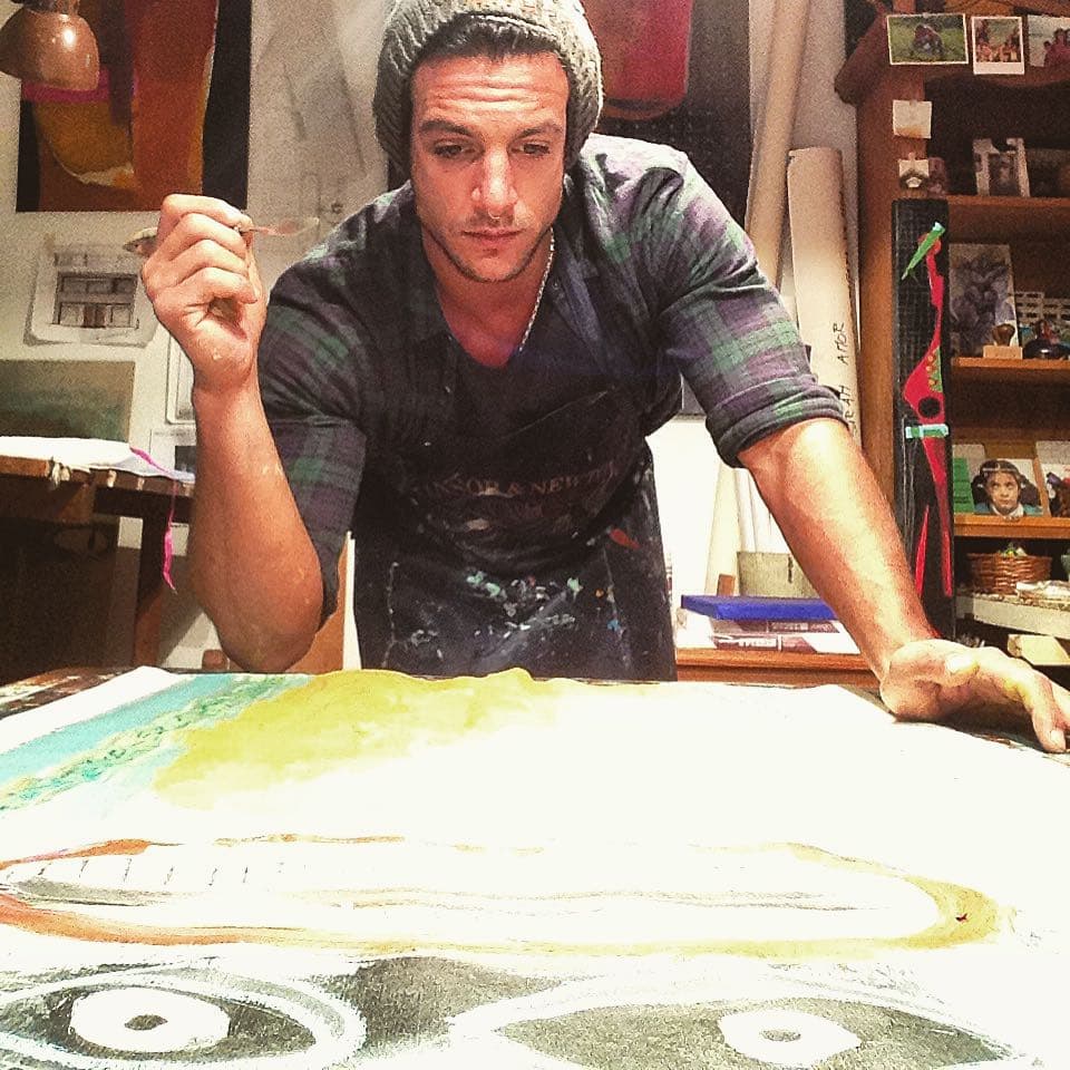 Como él mismo lo ha dado a conocer a través de sus redes sociales, además del ejercicio otra de sus grandes pasiones es la pintura. El intérprete tiene un estudio en su casa y ha tenido la oportunidad de mostrar su trabajo en galerías de arte.