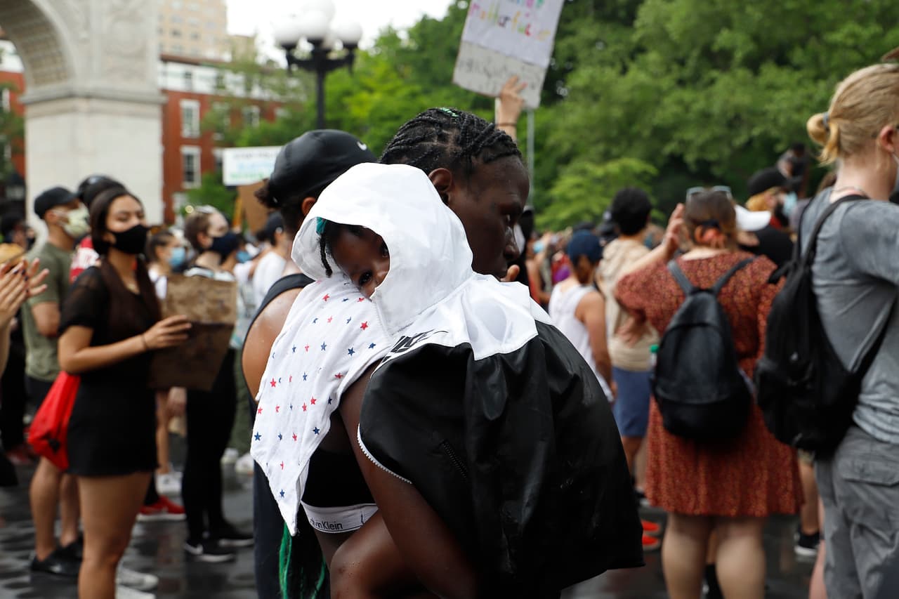 Neoyorquinos de todas las razas y nacionalidades se dan cita en protesta pacífica.