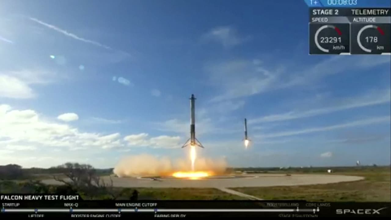 Los cohetes propulsores regresando a tierra. La compañía SpaceX ha logrado reutilizar exitosamente cohetes propulsores, que aterrizan luego de dejar la carga en órbita. Esto reduce significativamente el costo de los viajes espaciales.