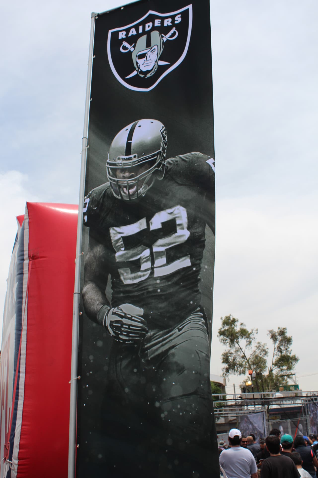 Te invitamos a disfrutar de las mejores imágenes de la visita de los Raiders al 'Coloso de Santa Ursula' promocionando el juego del próximo 21 de noviembre ante los Houston Texans.