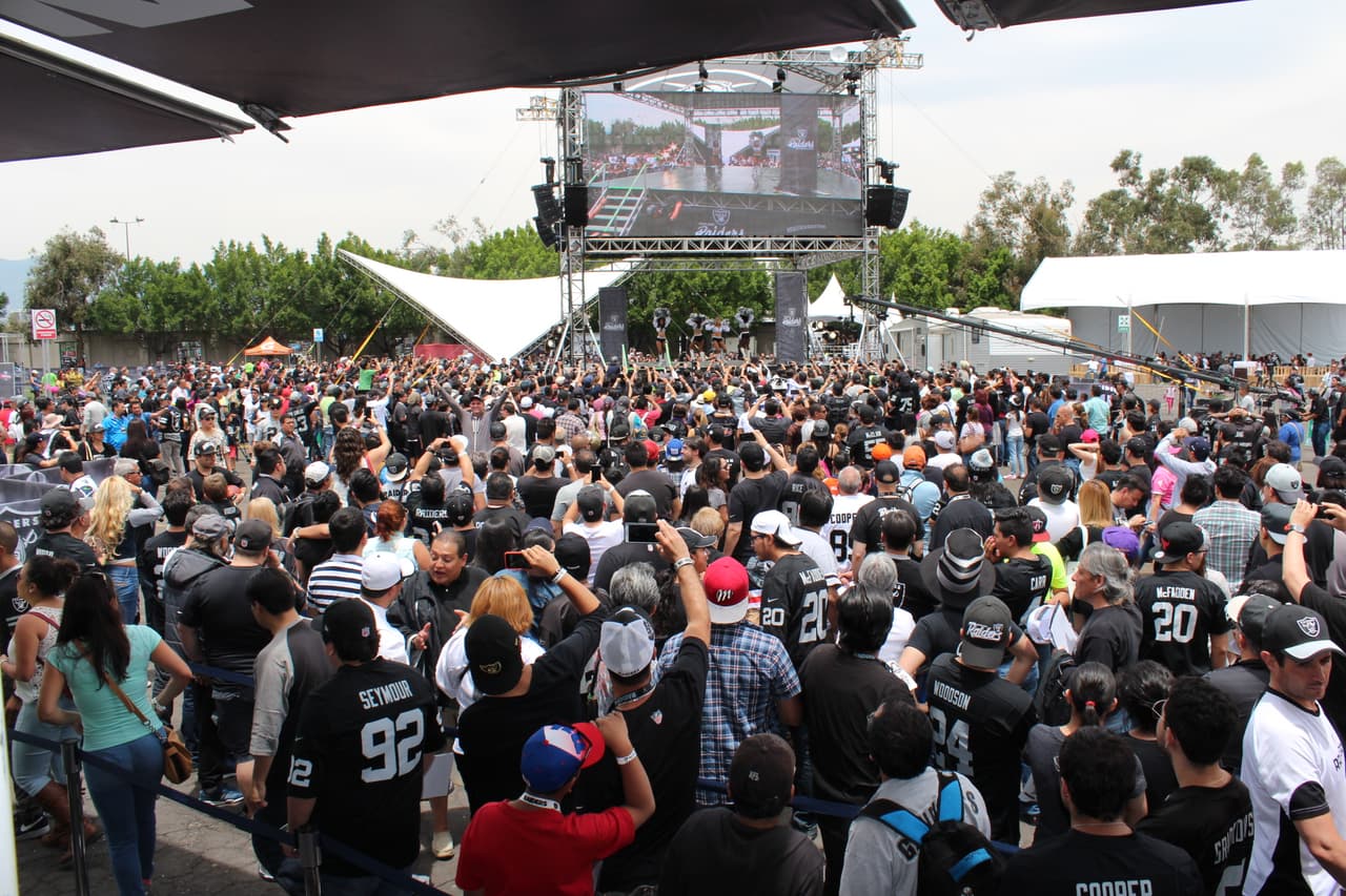 Te invitamos a disfrutar de las mejores imágenes de la visita de los Raiders al 'Coloso de Santa Ursula' promocionando el juego del próximo 21 de noviembre ante los Houston Texans.