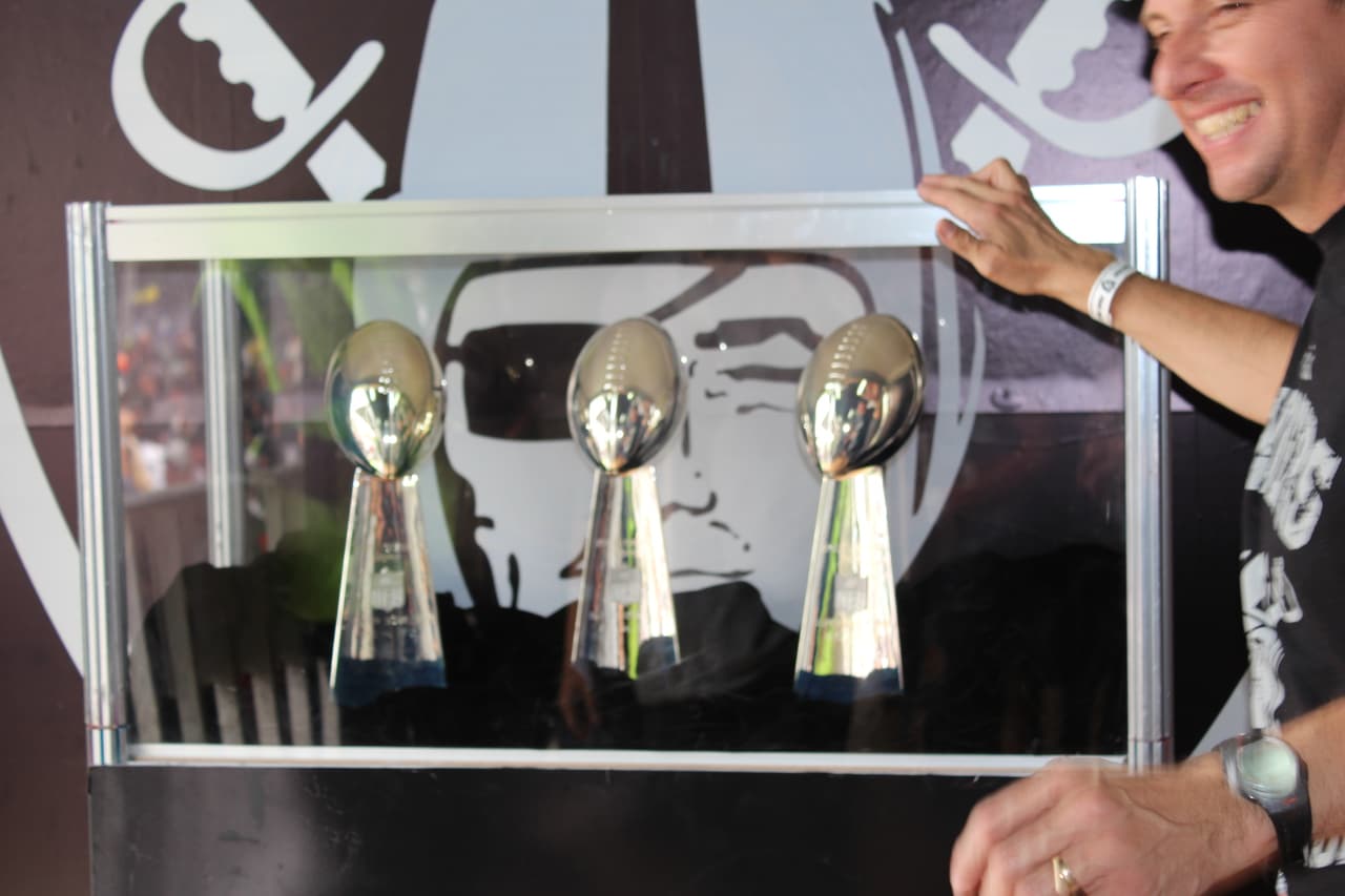 Te invitamos a disfrutar de las mejores imágenes de la visita de los Raiders al 'Coloso de Santa Ursula' promocionando el juego del próximo 21 de noviembre ante los Houston Texans.