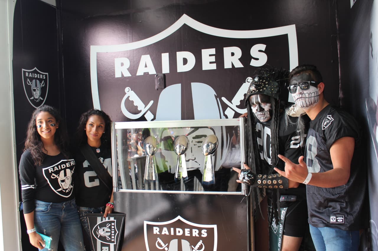 Te invitamos a disfrutar de las mejores imágenes de la visita de los Raiders al 'Coloso de Santa Ursula' promocionando el juego del próximo 21 de noviembre ante los Houston Texans.