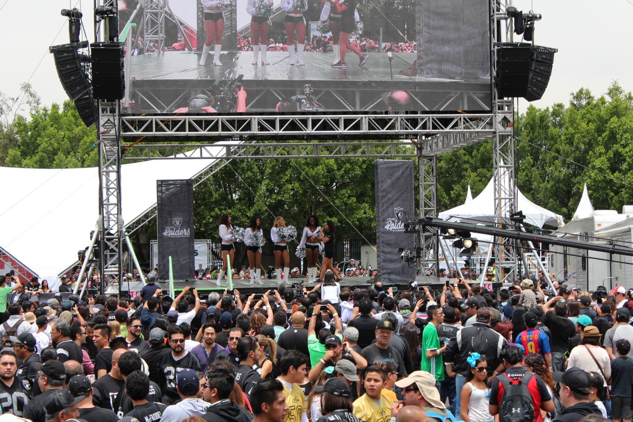 Te invitamos a disfrutar de las mejores imágenes de la visita de los Raiders al 'Coloso de Santa Ursula' promocionando el juego del próximo 21 de noviembre ante los Houston Texans.