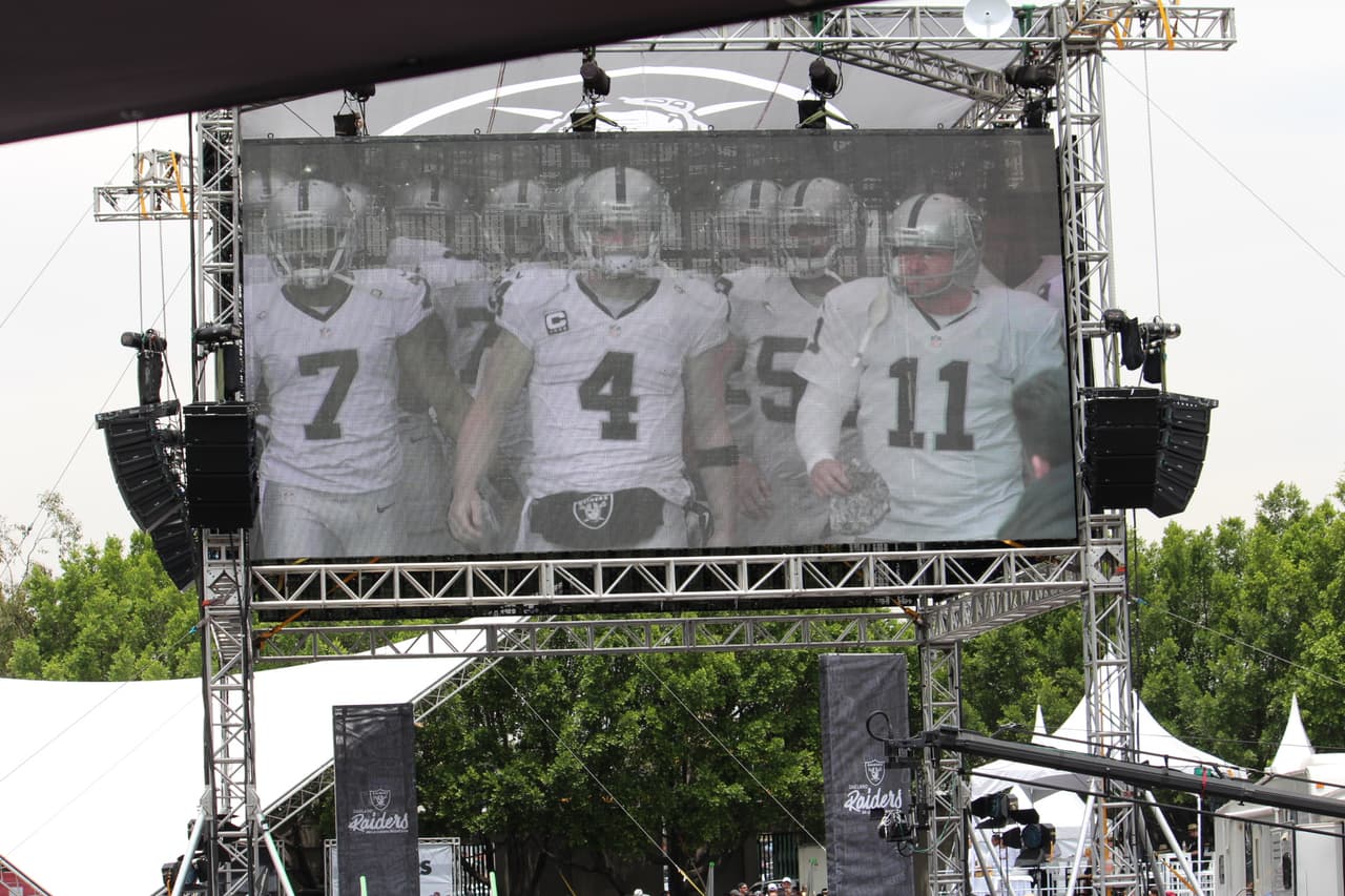 Te invitamos a disfrutar de las mejores imágenes de la visita de los Raiders al 'Coloso de Santa Ursula' promocionando el juego del próximo 21 de noviembre ante los Houston Texans.