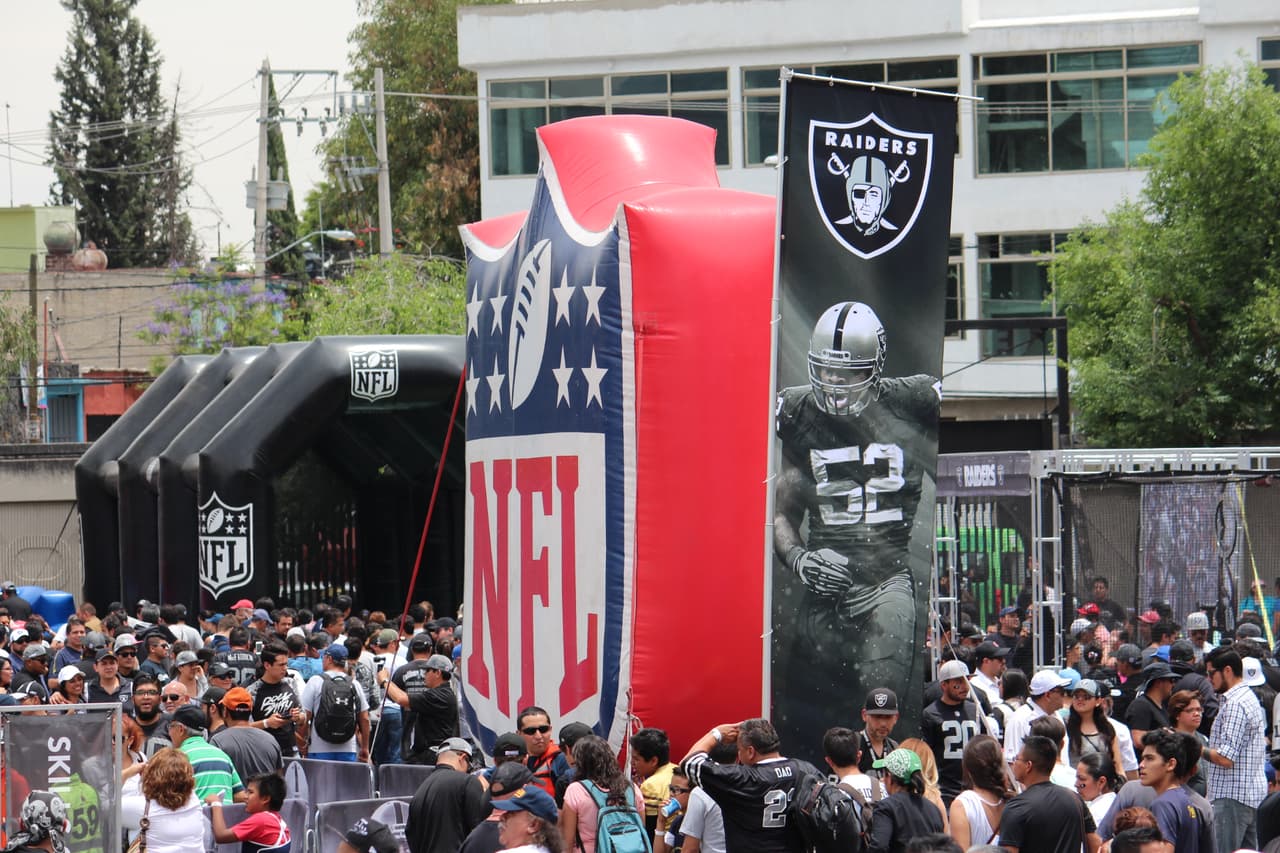 Te invitamos a disfrutar de las mejores imágenes de la visita de los Raiders al 'Coloso de Santa Ursula' promocionando el juego del próximo 21 de noviembre ante los Houston Texans.