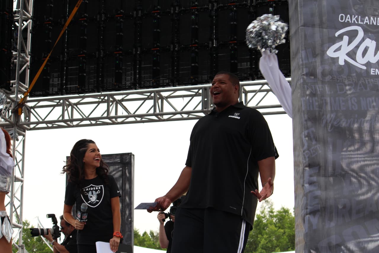 Te invitamos a disfrutar de las mejores imágenes de la visita de los Raiders al 'Coloso de Santa Ursula' promocionando el juego del próximo 21 de noviembre ante los Houston Texans.