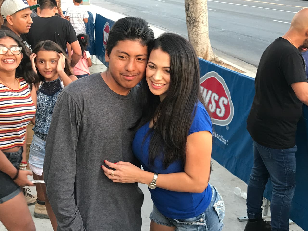 El Bueno, La Mala y El Feo llenaron las calles de seguidores de Christian Nodal para su primer encuentro con sus fans en la ciudad de Los Ángeles.