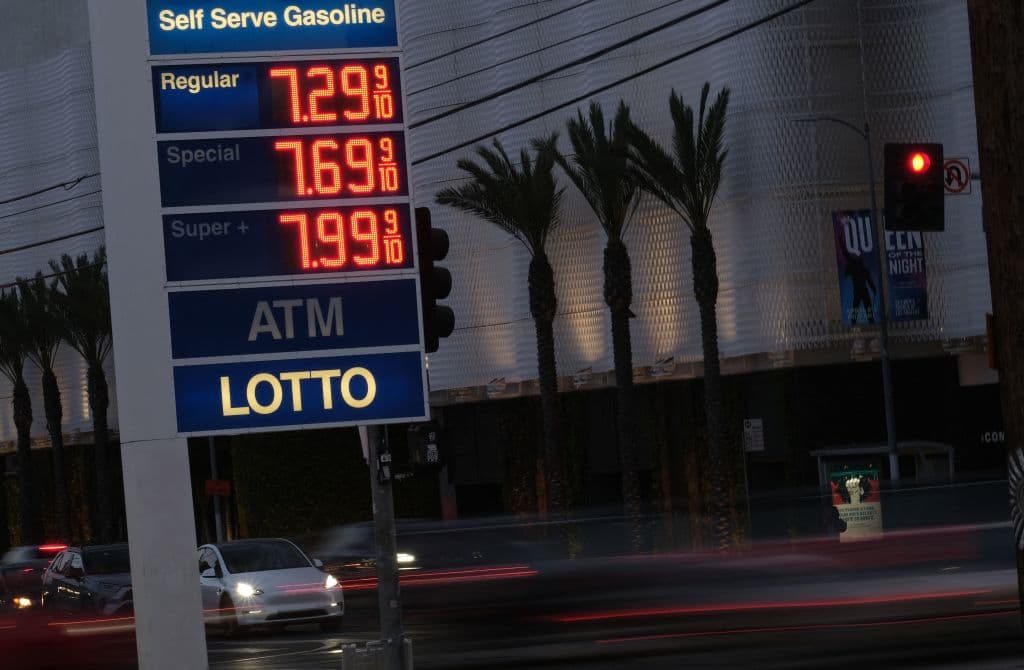 La gasolina en Los Ángeles sigue subiendo: el precio promedio rompe récord