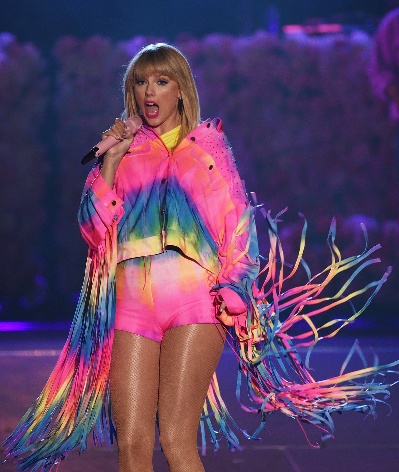 "Supe de la compra de mis (canciones) originales por parte de Scooter Braun tal como se anunció al mundo. Lo único en lo que pude pensar era en el
<b> incesante y manipulador acoso que había recibido de sus manos </b>por años", escribió Taylor.