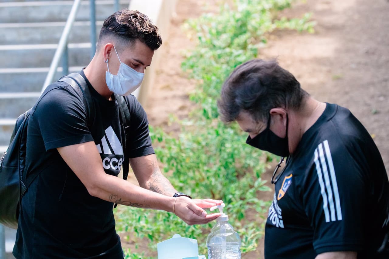 A su llegada, los futbolistas recibieron gel antibacterial en las manos.