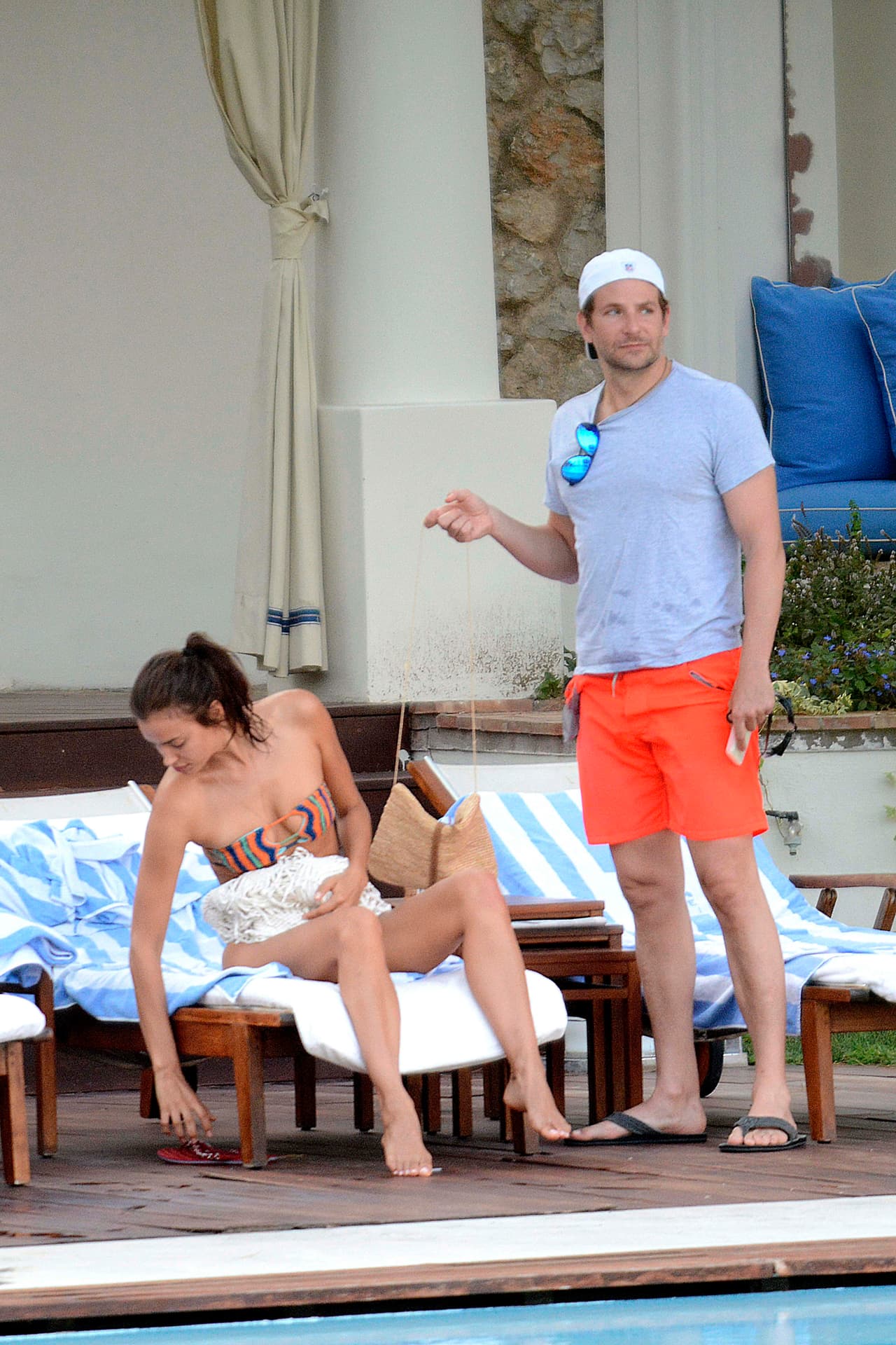 Se acomodaron a la orilla de la alberca.