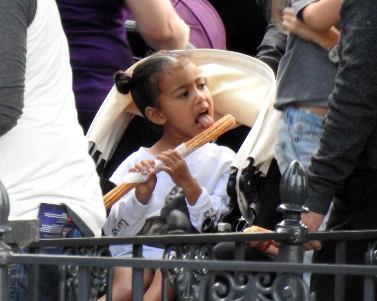 Kourtney, Scott y los chicos disfrutaron de juegos clásicos como 'It's A Small World', 'Thunder Mountain', 'Dumbo' y 'Mr Toad's Wild Adventure'.