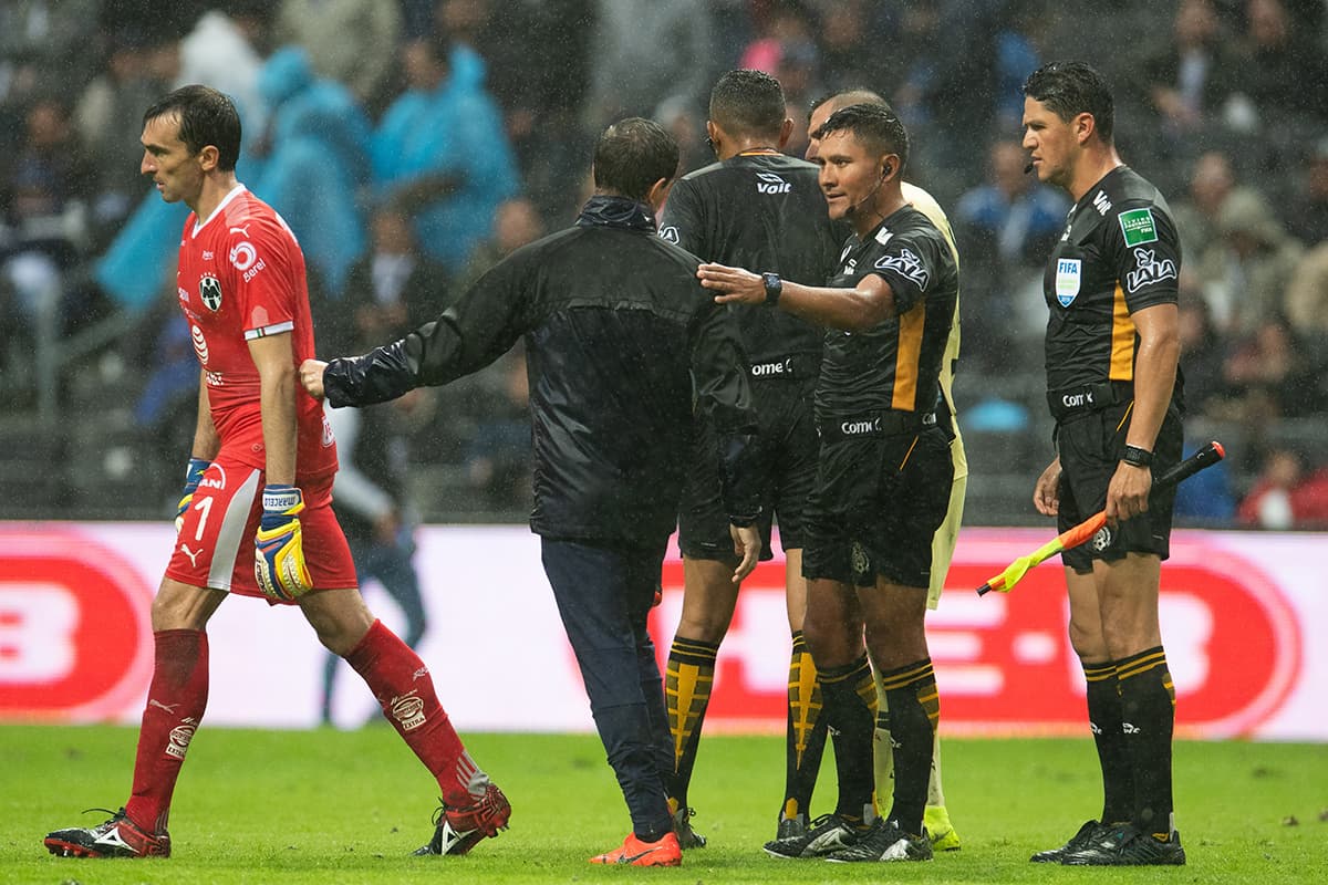 Al final del primer tiempo los reclamos llegaron por parte de los jugadores y auxiliares de Monterrey y América por igual.