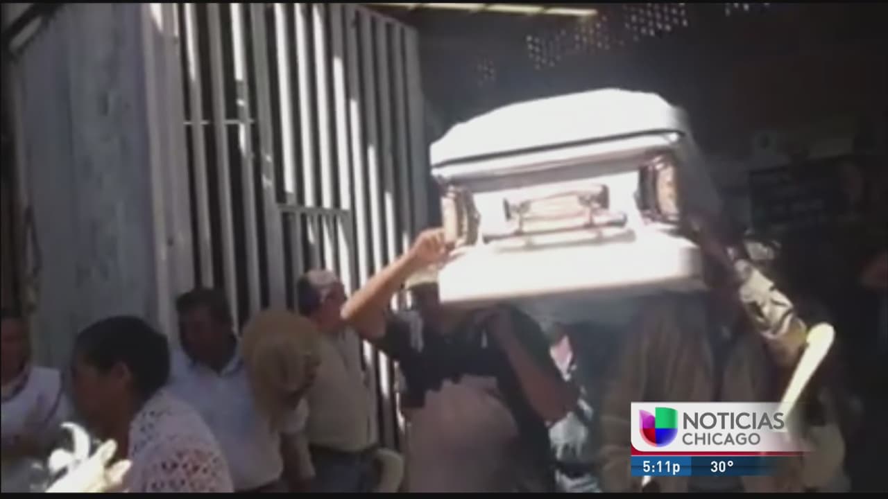 Llegan a México los restos de la familia asesinada en Gage Park