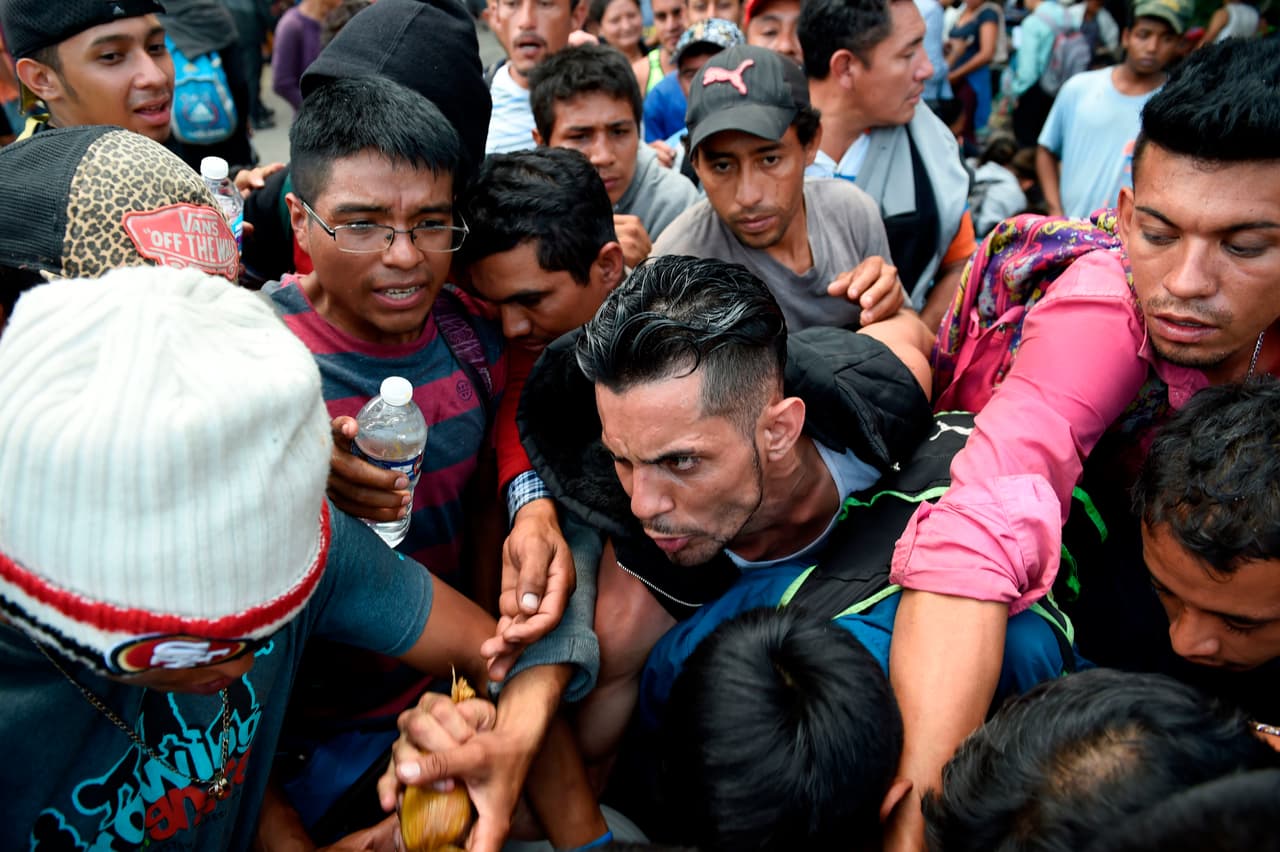 "Estamos desesperados, la cita tarda meses": inmigrantes hacinados desnudan la crisis migratoria en Tapachula