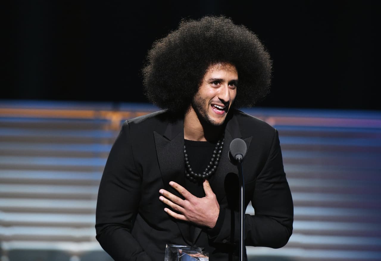 Kaepernick no juega en la NFL desde 2016, no se ha retirado, pues no ha anunciado que deja el fútbol americano. Son sus posturas sociales y políticas las que han complicado que alguien lo firme.