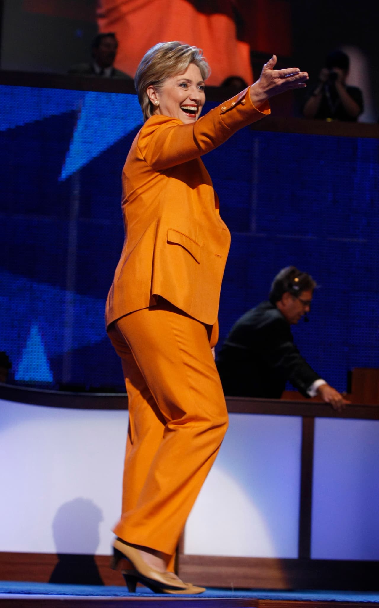 A pesar de que el naranja es un tono complejo, Hillary Clinton lo ha sabido incluir inteligentemente en su clóset. Tanto que este traje que usó en Denver Coloraod en 2008, lo usaría repetidas veces luego como Secretaria de Estado. (Photo by Chip Somodevilla/Getty Images)