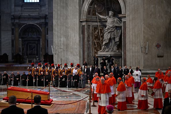 Cardenales se despiden del papa desfilando ante su altar. (Photo by Antonio Masiello/Getty Images)