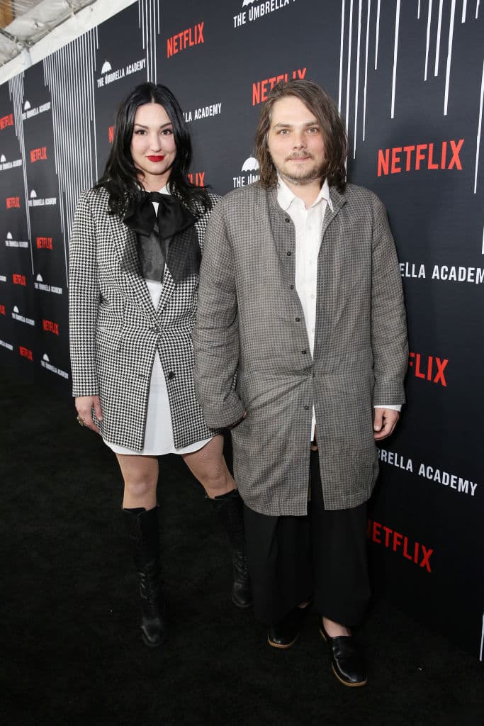En su periodo de separación Gerard Way fue quien más estuvo activo, pues escribió los cómics de '
<a href="https://www.univision.com/entretenimiento/cine-y-series/the-umbrella-academy-tercera-temporada-quienes-son-la-academia-sparrow">The Umbrella Academy</a>', trabajo que llevó Netflix a la TV. El cantante cumplió 45 años este 2022, y aunque aún da grandes shows con MCR, dejó atrás la vestimenta que lo caracterizaba.