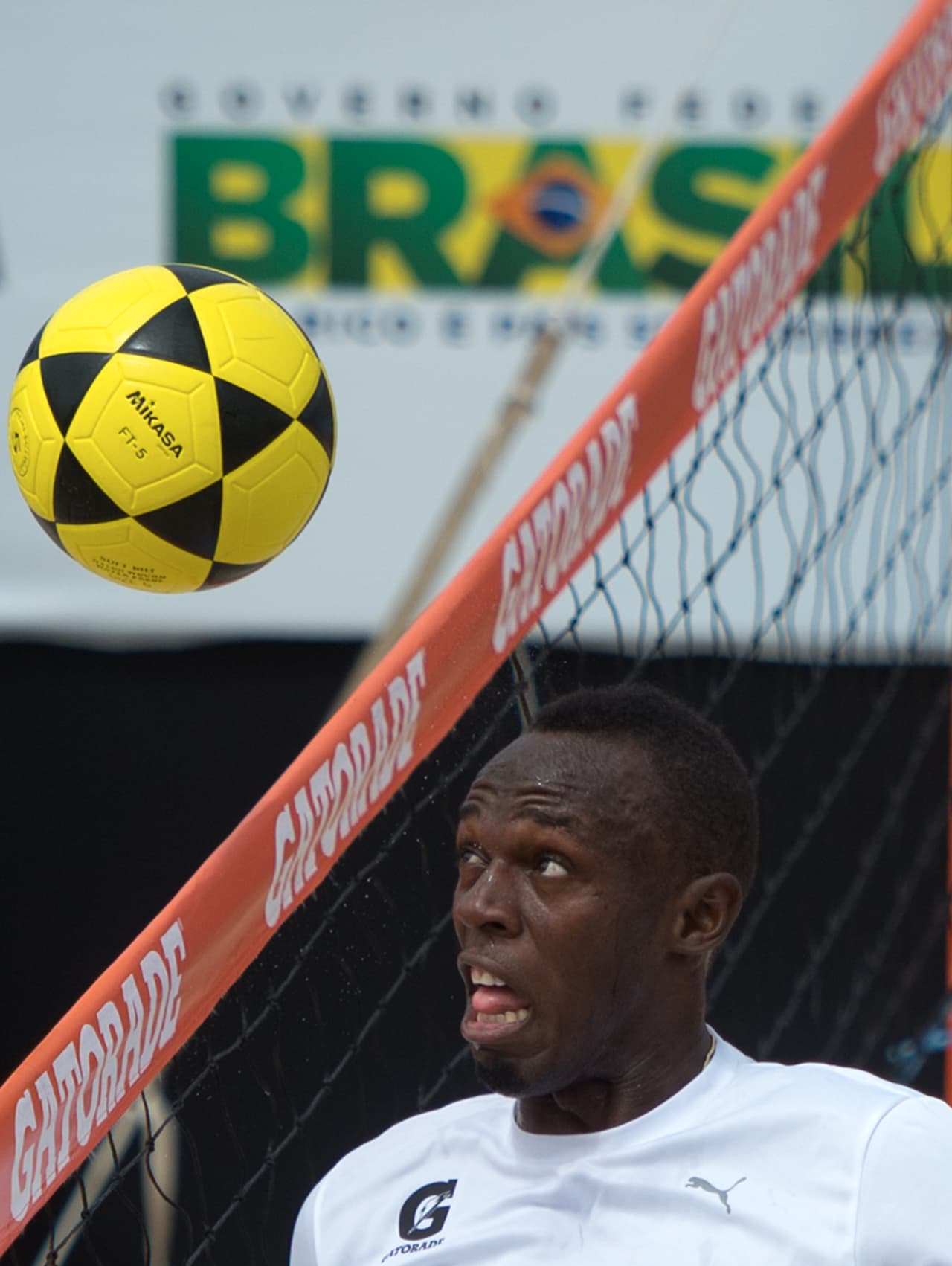 En 2013 repite las victorias de siempre, en 100, 200 y 4 x 100 metros, ahora en el campeonato mundial de Moscú. También con tiempo para relajarse, como en este partido de Voleifútbol que jugó en Copacabana, Río de Janeiro, ese mismo año.