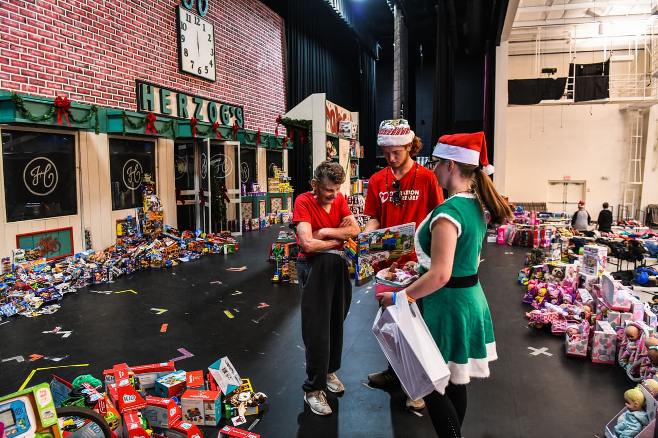 Nathan y Anna Hays (R), integrantes del grupo Operation BBQ Relief distribuyen donativos en una Mayfield, Kentucky, fuertemente golpeada por devastadores tornados este diciembre.