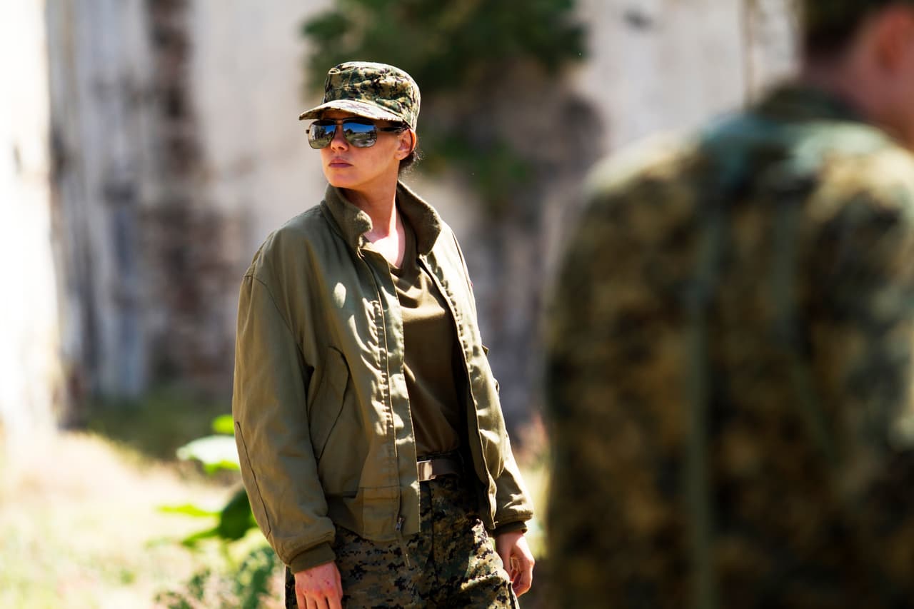 Yolanda le inyectó un potente sedante al capitán y tomó su ropa para suplantarlo.