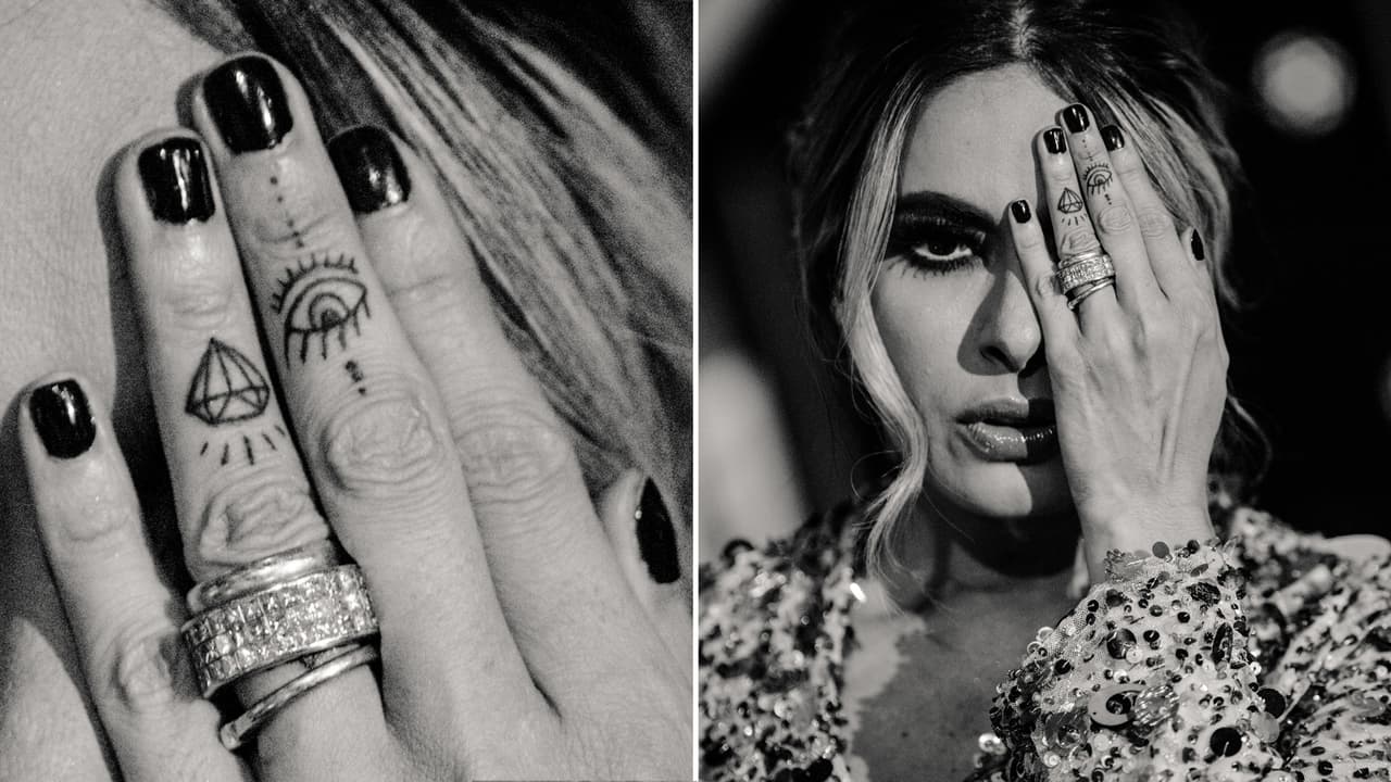 Tiene además dos en los dedos de su mano izquierda.