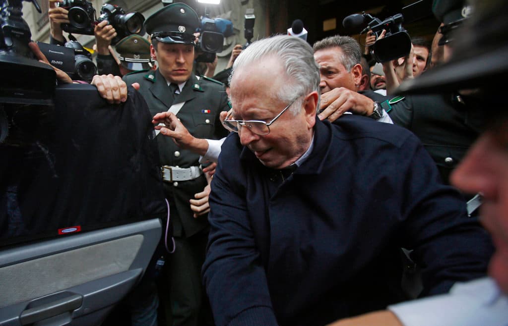 El Papa expulsa del sacerdocio a Fernando Karadima, un influyente cura chileno que abusó de menores durante décadas