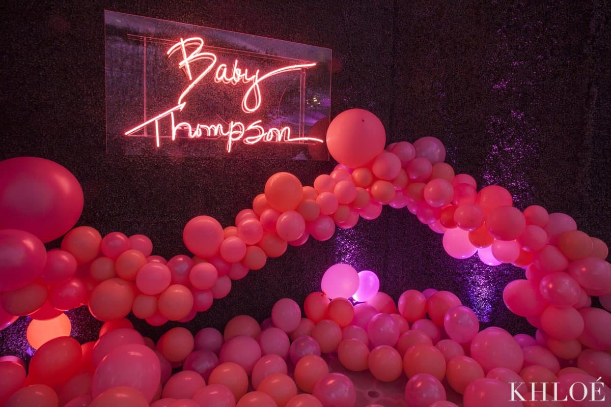 Khloé confirmó en su sitio web que la habitación de su pequeña contará con este letrero de neón, que simula su letra, y lee ‘Baby Thompson’.
