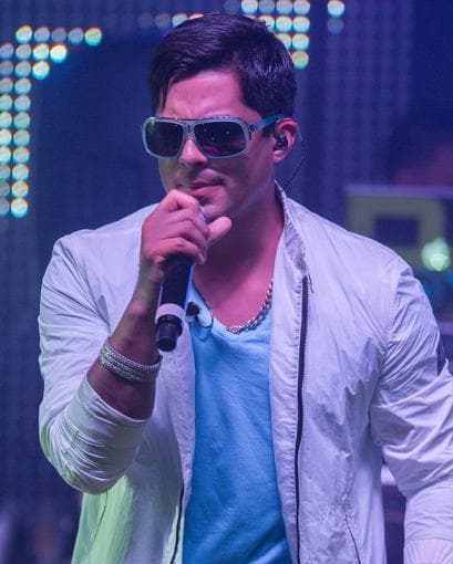 Reguetonero Ken-Y lanza su primer disco en solitario, "The king of romance"