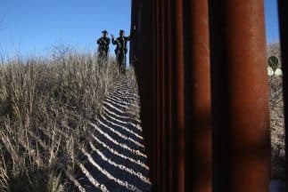 Agentes vigilan la frontera entre Estados Unidos y México.
