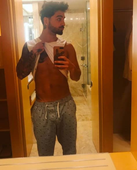 Dándole a sus fans un 'regalito' antes de irse a dormir.