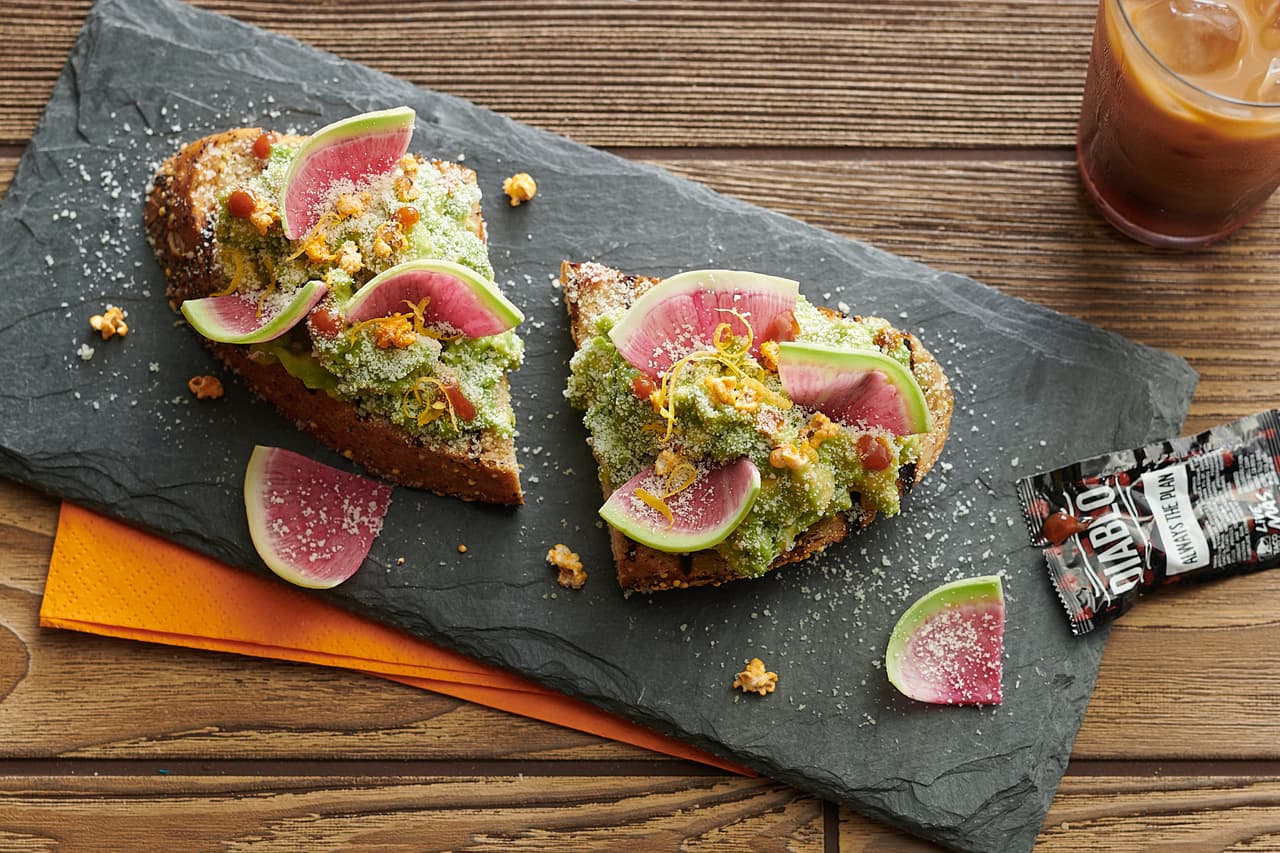 Las tostadas de aguacate con guayabas y salsa diablo forman parte del menú más popular del hotel.