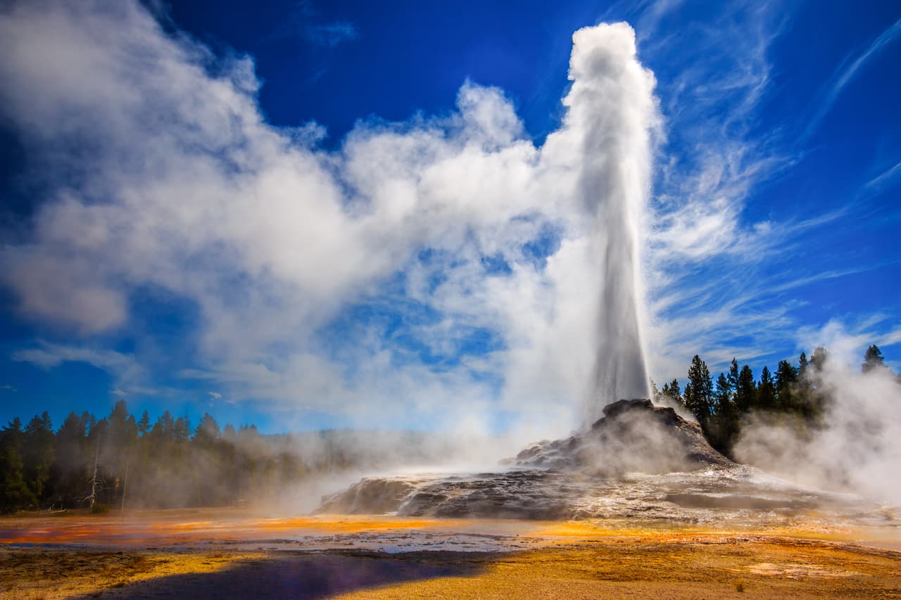 <b>Parque Nacional Yellowstone</b>, Wyoming, EEUU. Es el primer parque nacional del país y uno de los más antiguos del mundo. Se destaca por sus fenómenos geotérmicos, los geisers, el más famoso es el Old Faithful, visitado miles de turistas cada año. El parque se extiende en un área de unas 3,500 millas cuadradas y comprende lagos, cañones, ríos y cadenas montañosas. El lago Yellowstone es el lago de montaña más grande de América del Norte. En esta imagen el geiser Castle en plena erupción.