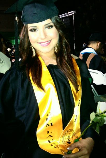 Además de bella, también es sumamente inteligente. Aquí su foto de graduación de su bachillerato.