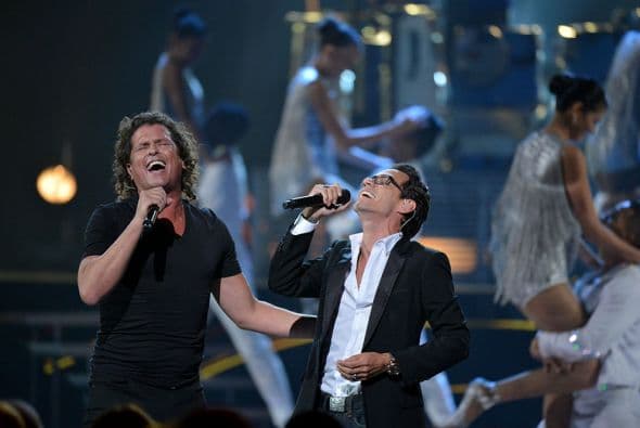 Carlos Vives y Marc Anthony tomaron el escenario y cantaron el tema 'Cuando Nos volvamos a Encontrar'.