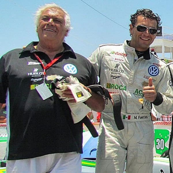 "
<a href="https://www.univision.com/famosos/jacky-bracamontes-se-lleva-un-susto-al-ver-a-sus-dos-hijas-cayendo-de-varios-pies-de-altura-en-un-juego-extremo-video" target="_blank">Cumplo 42 años de vida y 20 corriendo autos,</a> no escondo mi edad mis canas y pasaré mi cumpleaños en el avión, allá le tengo una sorpresita a mi esposa", dijo.