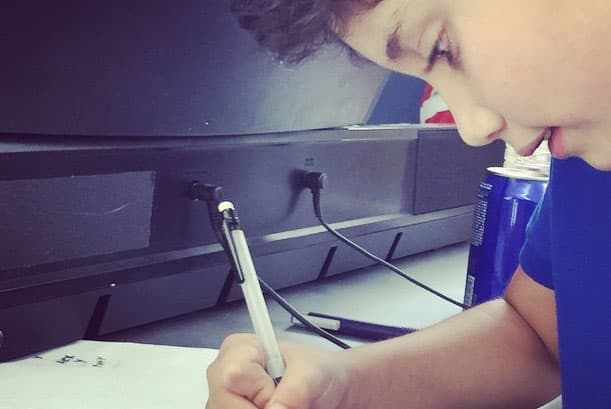 Max fue considerado como uno de los niños más dulces de la competencia. Aquí escribiendo la carta donde reveló cuál era su sueño.