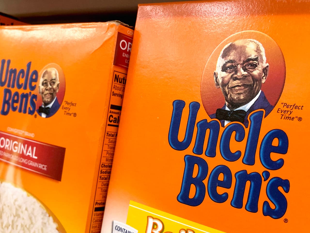 <b>Uncle Ben’s.</b> La empresa Mars, propietaria de la marca, informó que su imagen “evolucionará” de acuerdo a las inquietudes sobre los estereotipos raciales. Dijo a través de su vocera que escucha las voces de los consumidores, sobre todo los afroestadounidenses, y que reconocen que ha llegado el momento de modificar la marca y su imagen visual.
<br>