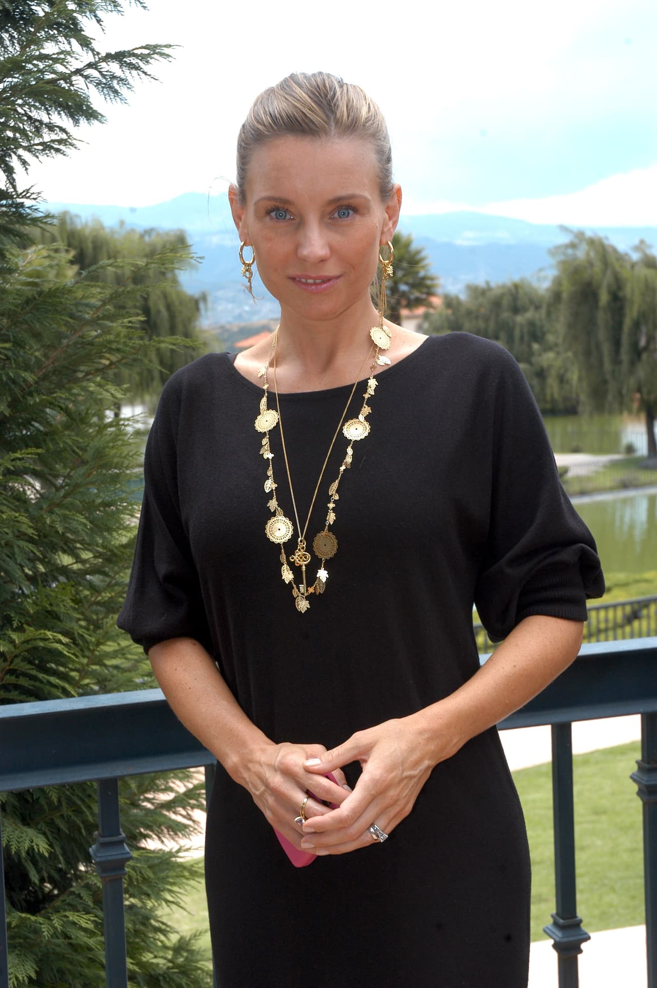 <b><a href="http://www.univision.com/temas/dominika-paleta">Dominika Paleta</a></b> se quedó con las ganas de ser la villana de la historia, por lo que ella también participó en la telenovela 'Triunfo del amor', producción de 
<b>Salvador Mejía</b>.