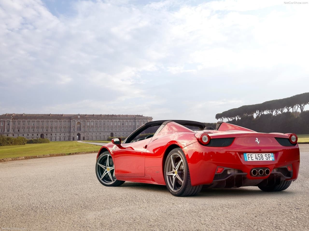 Su motor es un V8 de 4.5 litros con la capacidad de rugir a 562 caballos de fuerza y 398 lb-pie de torque. En este caso, el superdeportivo acelera de 0 a 62 mph (100 km/h) en 3.4 segundos y alcanza una velocidad máxima de 202 mph (325 km/h). Además cuenta con un sistema automático para abrir y cerrar la capota que completa cada proceso en 14 segundos. El precio de este Ferrari 458 Spider ronda los 270,000 dólares.