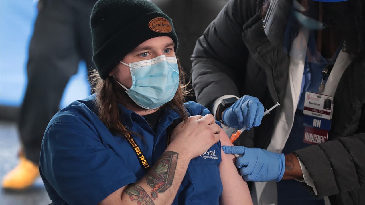 <b>Vacunaciones en casa</b>
<br>A partir del 
<b>25 de junio</b>, lse aplicarán 
<b>vacunaciones pediátricas en casa</b> como parte del programa Protect Chicago at Home. 
<br>Este programa ofrece 
<b>vacunas hasta para 10 personas</b>. Para solicitarlas 
<b><a href="https://www.chicago.gov/city/en/sites/covid19-vaccine/home/in-home-vaccination-program.html" target="_blank">puedes visitar esta página</a> </b>o 
<b>llamar al 312-746-4835.</b>
<br>
<br>